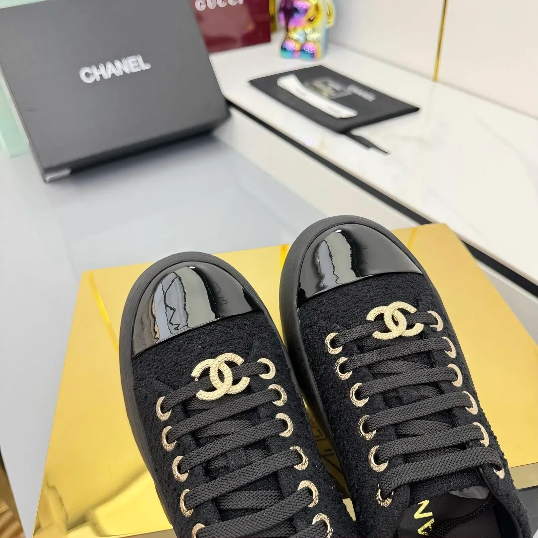 👟👟Ex-factory price 520👟👟 Top-quality cloth-covered version, original quality! ! ! Chanel Chanel - 2025 biscuit shoes, the top casual sports shoes in the counter, this classic design; the upper is electro-embroidered with a variety of craftsmanship; the outsole is fashionable and sporty; the extraordinary inclusion of a variety of color elements... The diversified mix and match is very good-looking and versatile, casual, fashionable, sports, and outdoor can be taken into account... ꫛꫀꪝ Go➫ Material: ❶Upper: Original first-layer cowhide ❷Inner: Sheepskin ❸Outsole is based on: Original TPU combination outsole. Full set of boutique packaging for women 35–40-41. Customized. Non-refundable. 👉